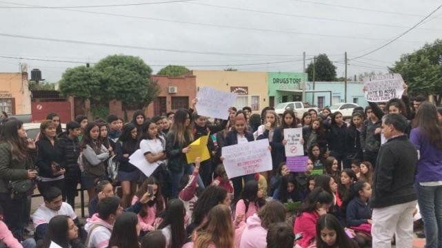 Estudiantes se cansaron de los acosos y abusos sexuales de un profesor y realizaron una sentada