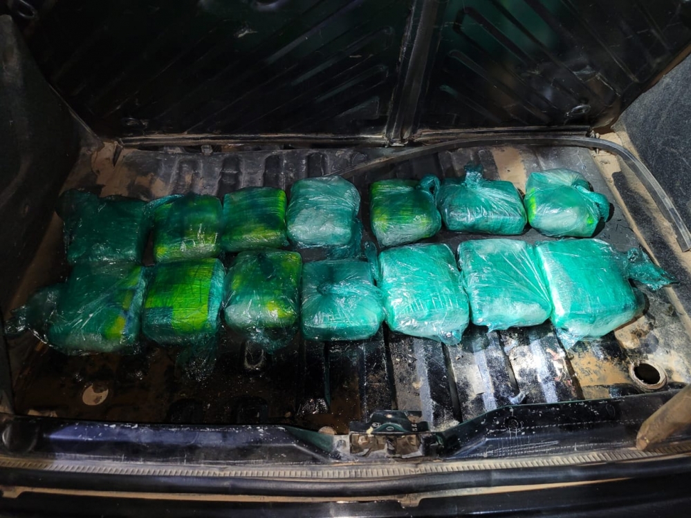 Acondicionan 8 kilos de cocaína en el tanque de combustible de un vehículo