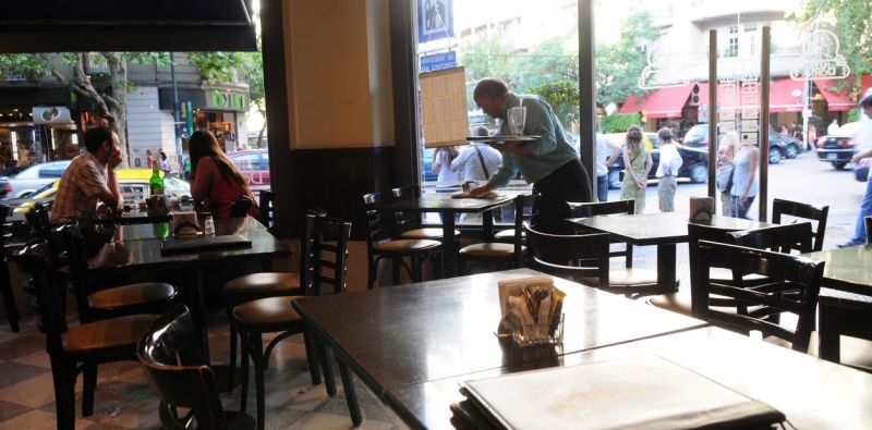 La crisis provoca el cierre de restaurantes y la temporada, sin boom de turistas y bajo consumo