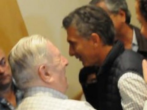 Preocupa que se dilate el juicio contra Levín, quien se fotografía sonriente con Macri