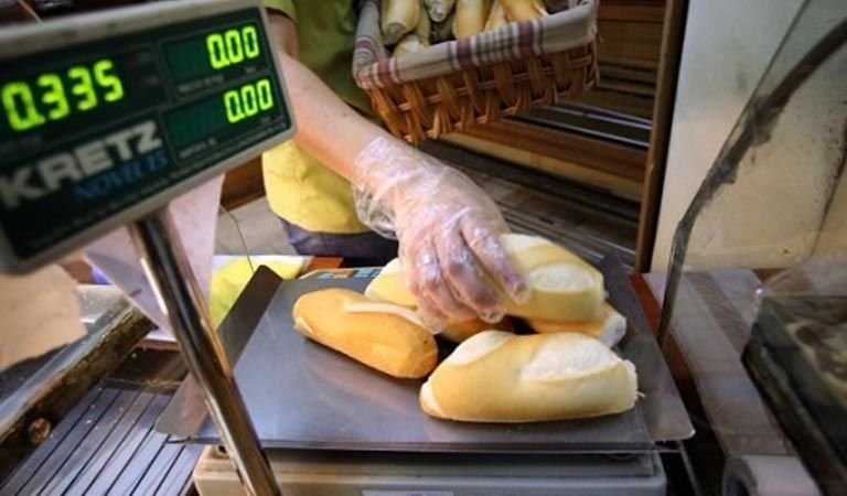 Molinos retienen harina y panaderos salteños analizan subir el pan un 20%