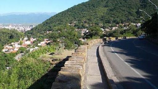 Apuñalan a un joven en el cerro San Bernardo para robarle