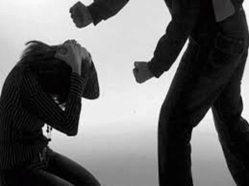 Golpeó salvajemente a su esposa y se cubre con sus vínculos políticos