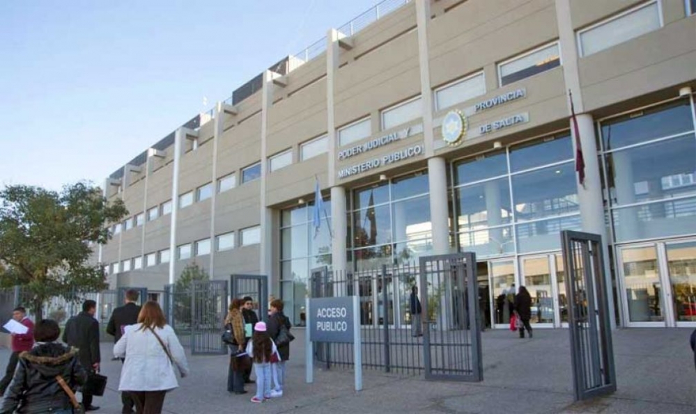Revisó el celular de su hija y descubrió que era abusada