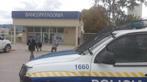 Robaron un millón de pesos a un hombre en la puerta del banco Patagonia de la avenida Paraguay