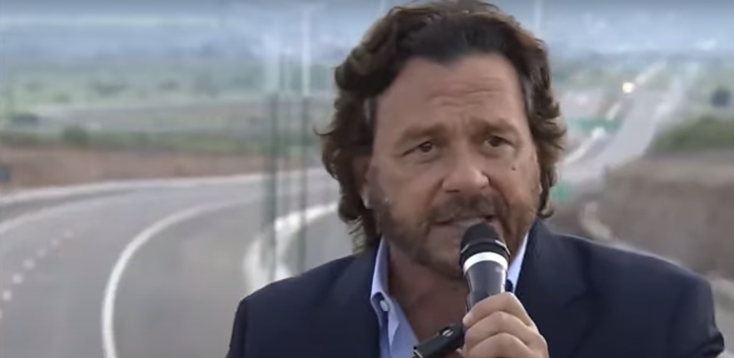 Después de decir que “no se arrodilla ante nadie”, Sáenz arma una cumbre de gobernadores para acercarse al Gobierno, según Clarín