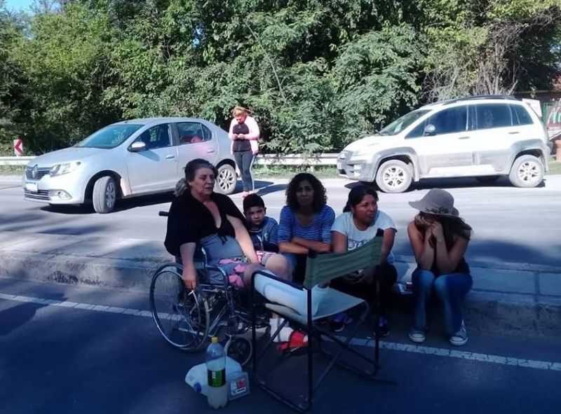 Vecinos del barrio Benjamín Méndez cortaron la ruta 21 para reclamar por la falta de servicios