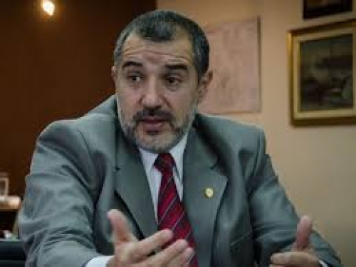Desde el Gobierno reconocieron que el avión sanitario estuvo afectado a la visita de Francescoli por 3 horas y media