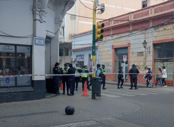 Se investiga la muerte de una mujer en un comercio