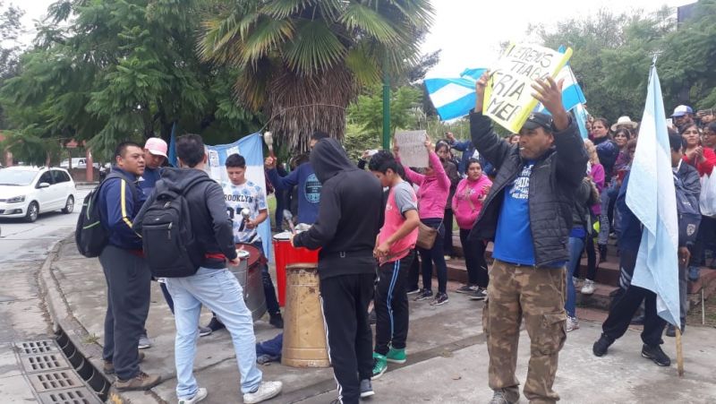 Feriantes y bagayeros reclaman en el Grand Bourg y buscan ser recibidos por autoridades