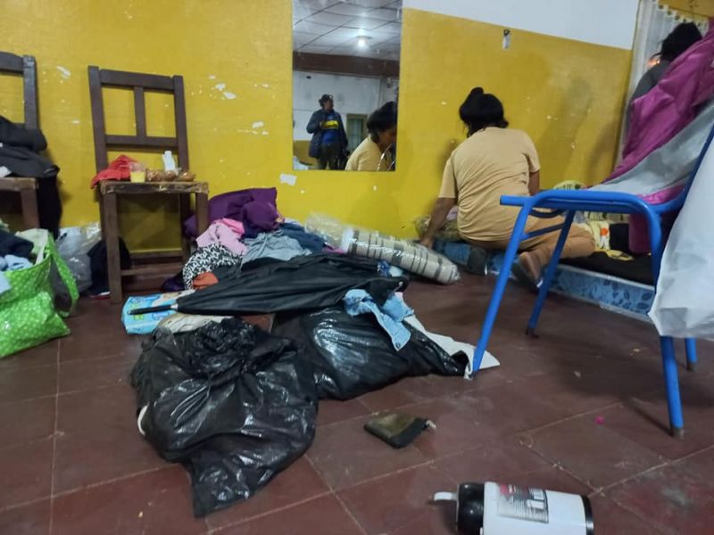 Ribereños evacuados del crecido Río Vaqueros ruegan ser reubicados