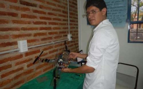 En Metán fabrican drones y autos que se manejan con tablets