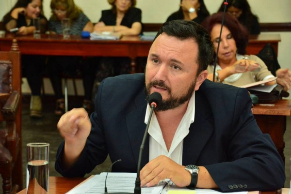 Fuertes críticas al proyecto de casas de citas por ser “irresponsable y retrógrado”