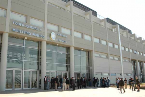 Ordenaron la detención de un hombre y su hermano por abusar de sus hijas