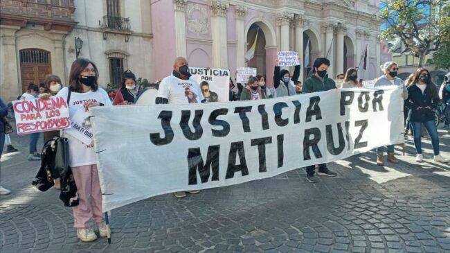 En el rostro de Matías Ruiz está la huella de un borcego compatible con el de la policía