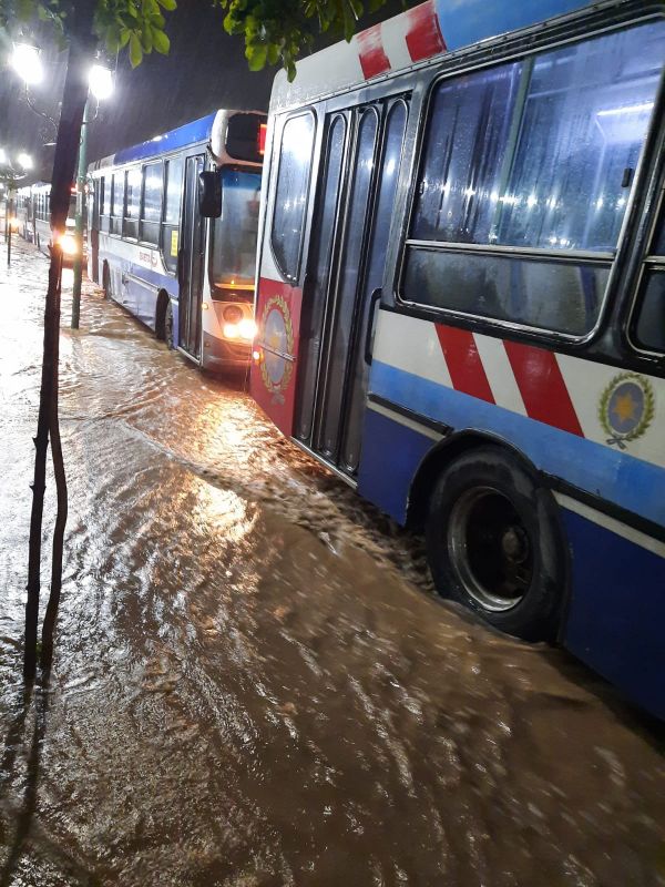 Retrasos y desvíos de colectivos por anegamiento en rutas de toda el área Metropolitana