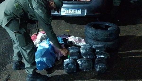 Detuvieron a tres policías que transportaban 19 kilos de marihuana