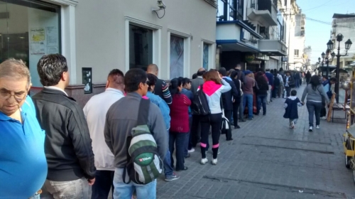 No hay plata: largas colas en los cajeros de Salta por falta de billetes