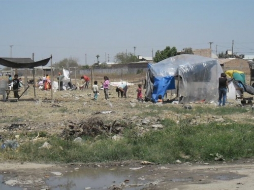 Tiene dos hijos de 6 y 2 años y tras ser desalojada vive con ellos en una carpa