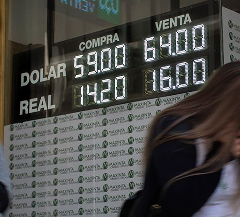 El dólar ya toca los 64 pesos en algunas entidades