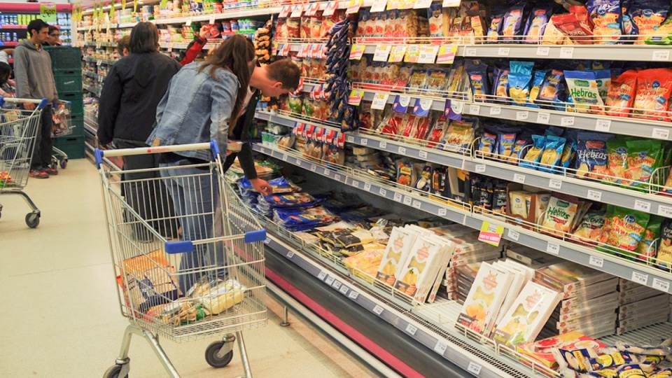 Una familia tipo necesita diariamente 11.600 pesos para comer