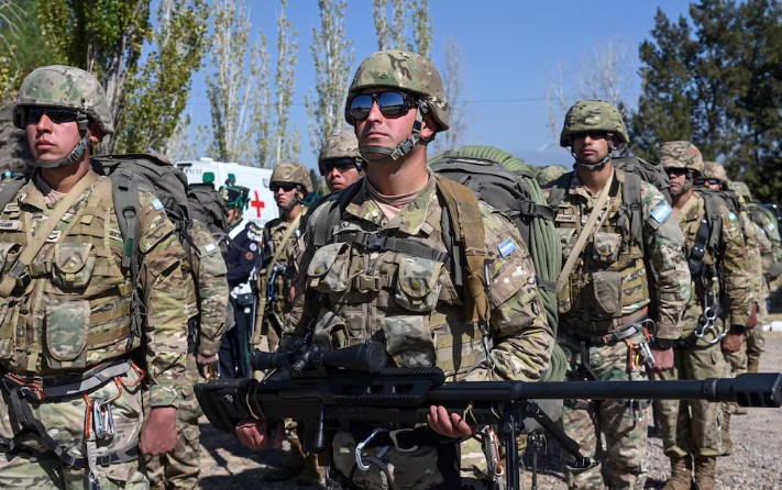 El Gobierno habilitó a los militares desplegados en la frontera norte a hacer detenciones de civiles