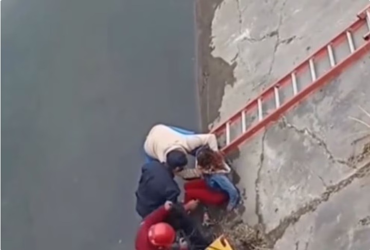 La tiró al canal y se arrojó él también
