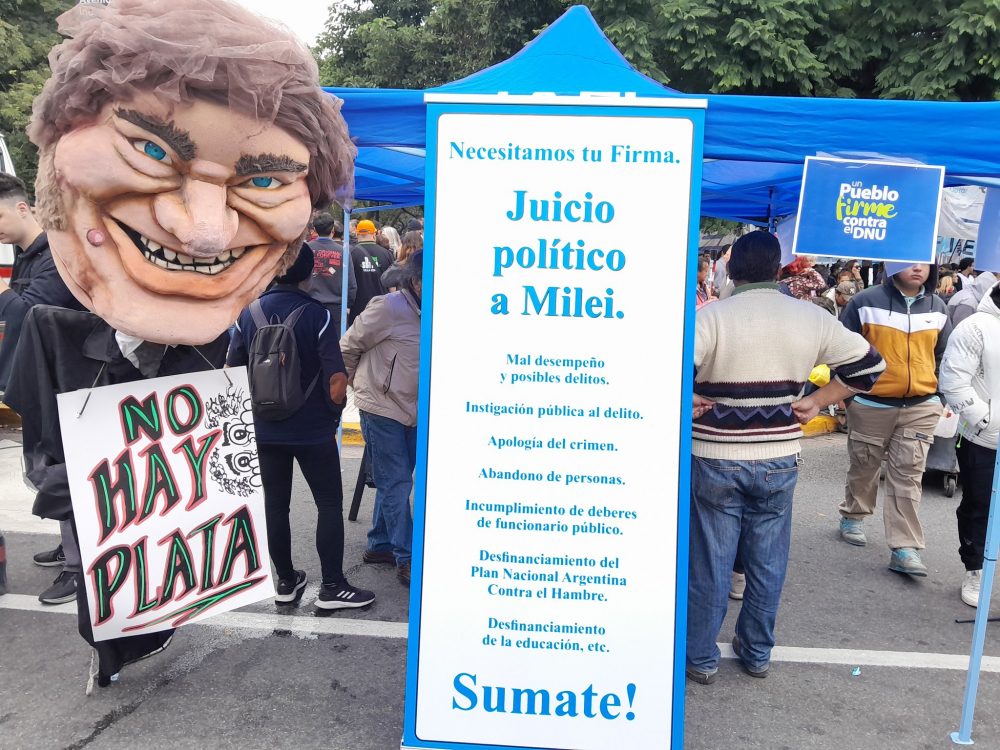 En Plazoleta IV Siglos se juntan firmas contra el DNU de Milei