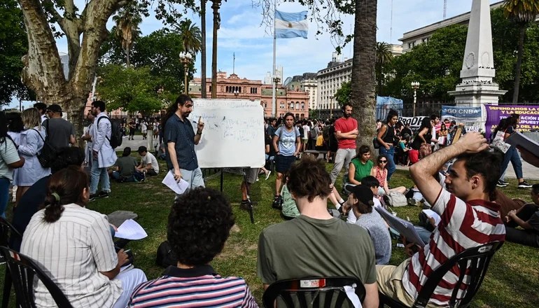 Universitarios repudiaron el saludo de Javier Milei desde el balcón de la Casa Rosada