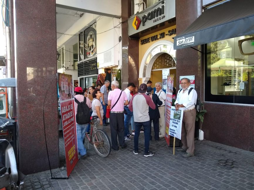 Jubilados reclaman que "los diputados de Sáenz no quieren poner palos en la rueda para que el Gobierno continúe con su plan motosierra"