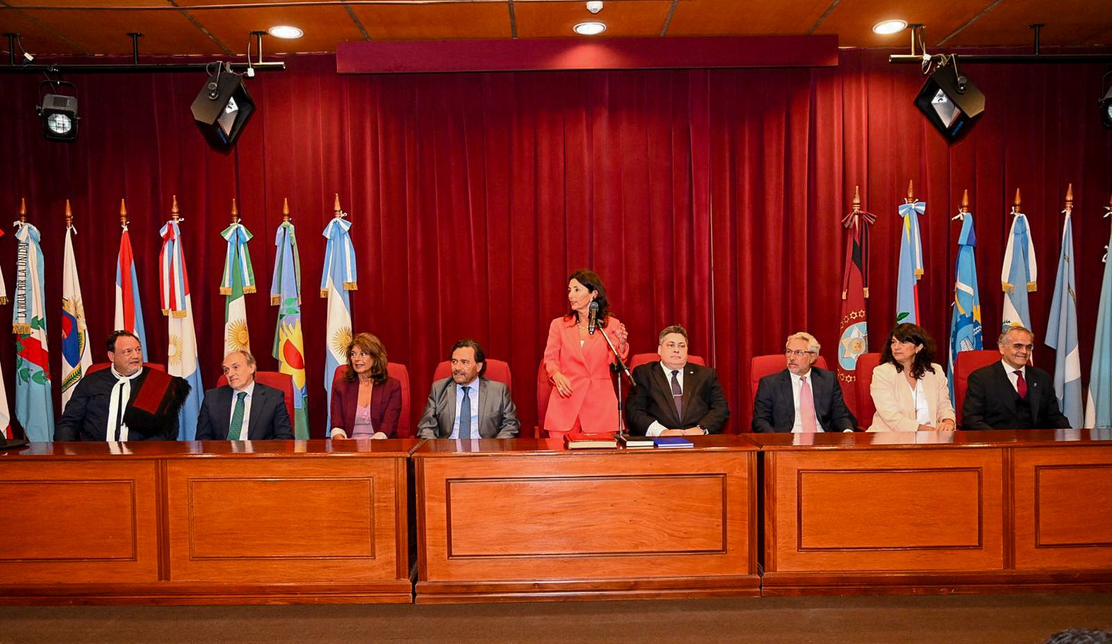 La Corte lo sigue a Sáenz y congela salarios