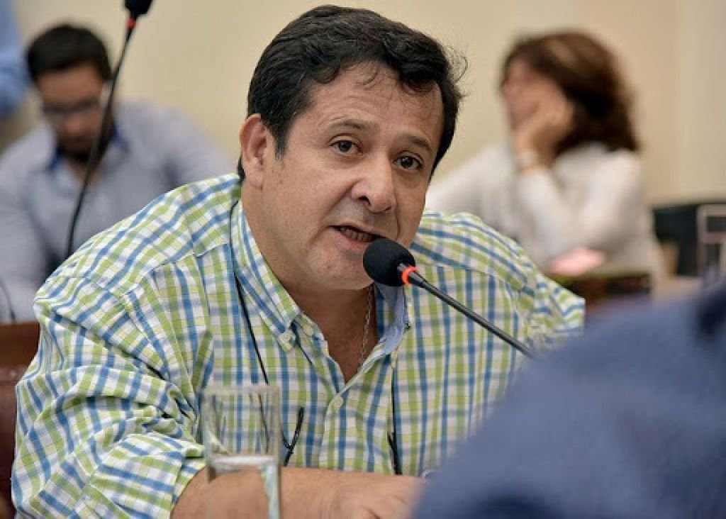 Alvarado volvió a cargar contra el concejal Nieva por beneficiar a UBER