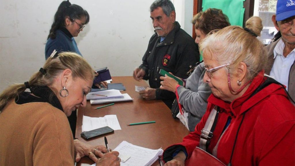 Jubilados del interior solo podrán viajar con la tarjeta que reemplazará al boleto papel