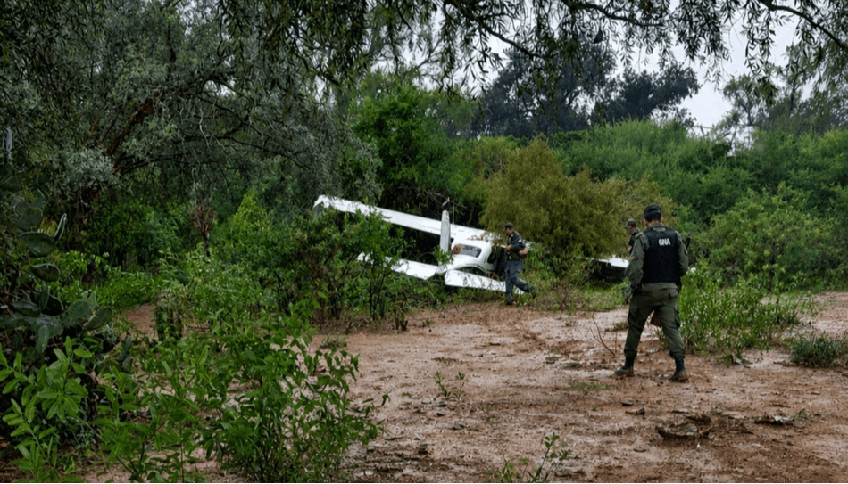 Avioneta con bandera boliviana abandonada en Los Blancos - Salta