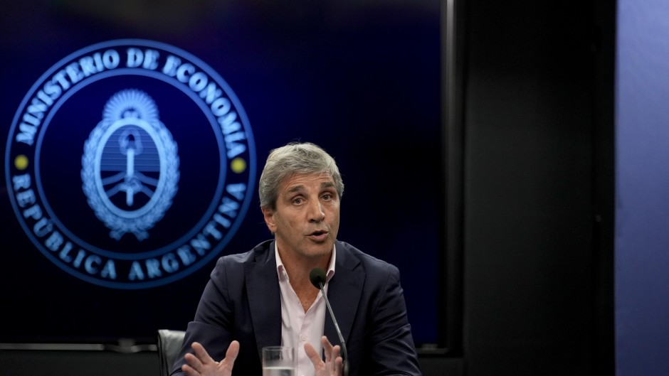 Caputo ya empezó a gastarse los Fondos de Garantía de los jubilados para controlar el dólar