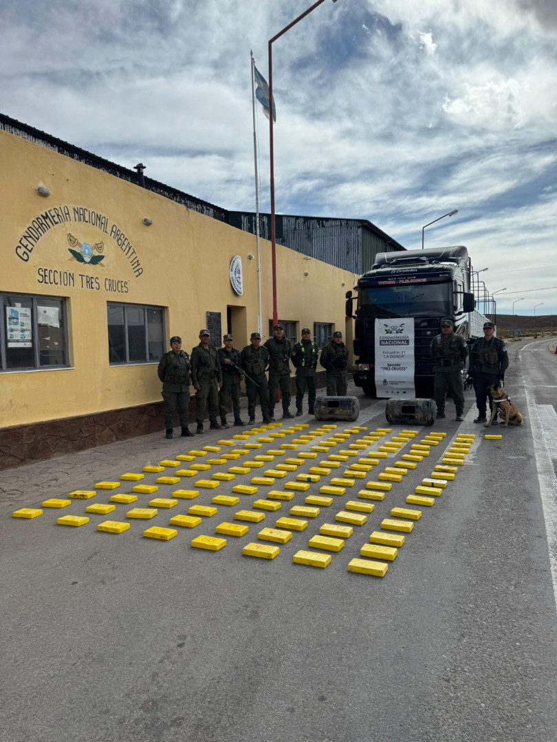 Jujuy: Gendarmes detectan 136 kilos de cocaína dentro de dos tanques de aire de un camión