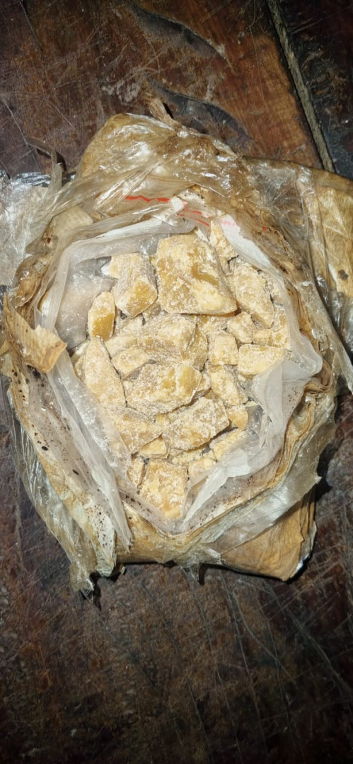 Lo detuvieron por no tener casco y le encontraron 420 dosis de pasta base y un arma de fuego