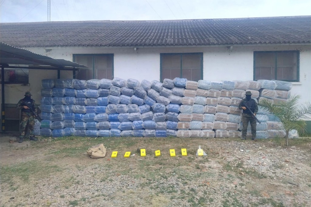 Con ayuda de un dron, incautaron gran cantidad de cocaína, hojas de coca y cigarrillos