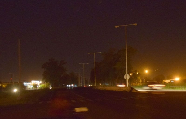 Otra vez la autovía de la ruta nacional 16 y colectoras, a oscuras