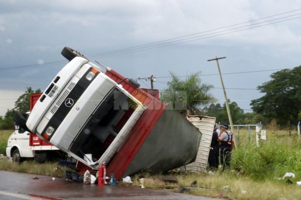 Espectacular accidente entre dos camiones sobre ruta 16