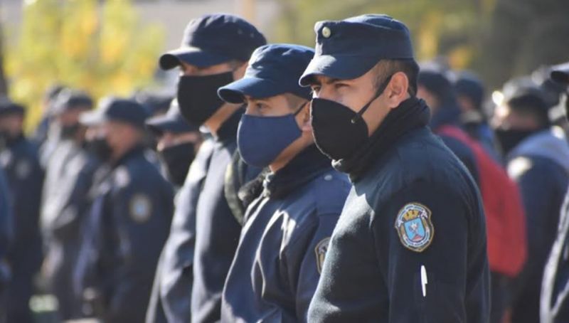 Más de 1.500 efectivos de la Policía de la Provincia partieron con destino a los límites de Santiago