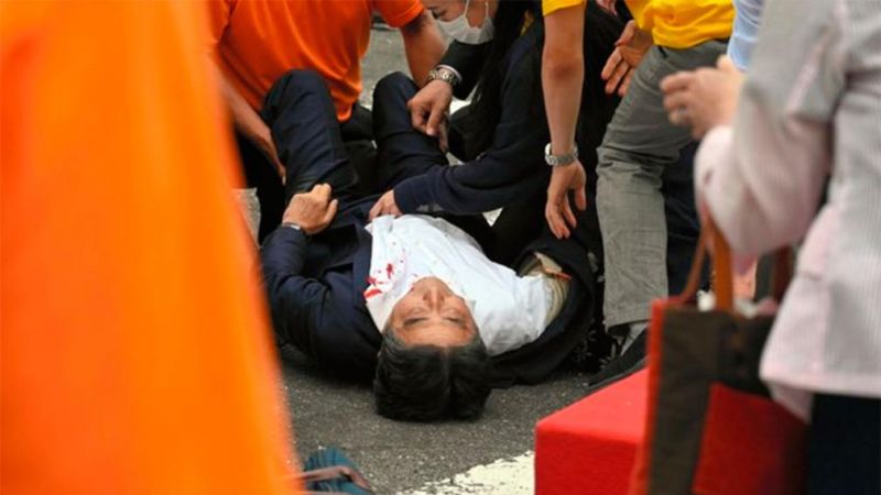 Asesinaron al exprimer ministro de Japón Shinzo Abe: le dispararon en medio de un acto de campaña