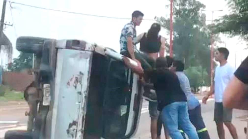 Se salvaron de milagro tras protagonizar un violento vuelco en pleno centro de Monte Quemado