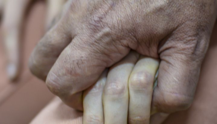 Violó a su cuñada y a su hijastra durante años