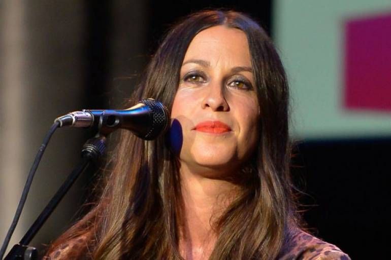 Alanis Morissette reveló que fue violada por varios hombres en su adolescencia
