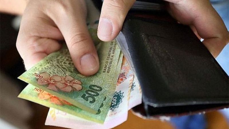 Los salarios volvieron a perder contra la inflación en abril: 10 puntos de caída en el último año