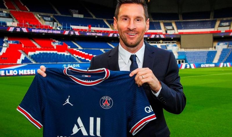 "La Pulga” posó con la camiseta y el número que llevará en esta nueva etapa en el PSG