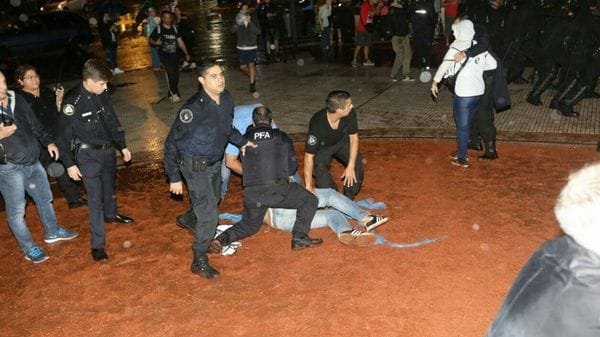 La policía desalojó a sindicalistas docentes que intentaban montar una "carpa blanca" frente al Congreso