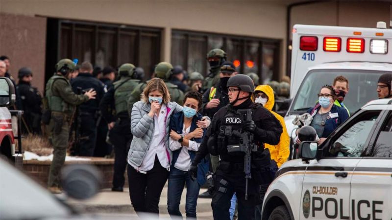 Un supremacista blanco y antisemita entró a un súper de Nueva York y mató a al menos 10 personas