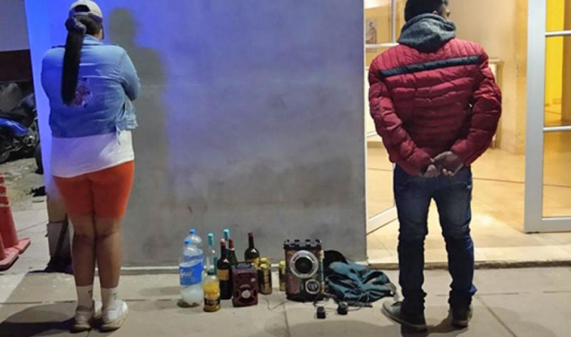 Piedras contra policías en fiesta clandestina con 80 invitados